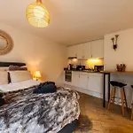 Lovly Cozy Chamia Studio