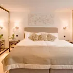 Alex Lodge Private Luxury Apartments