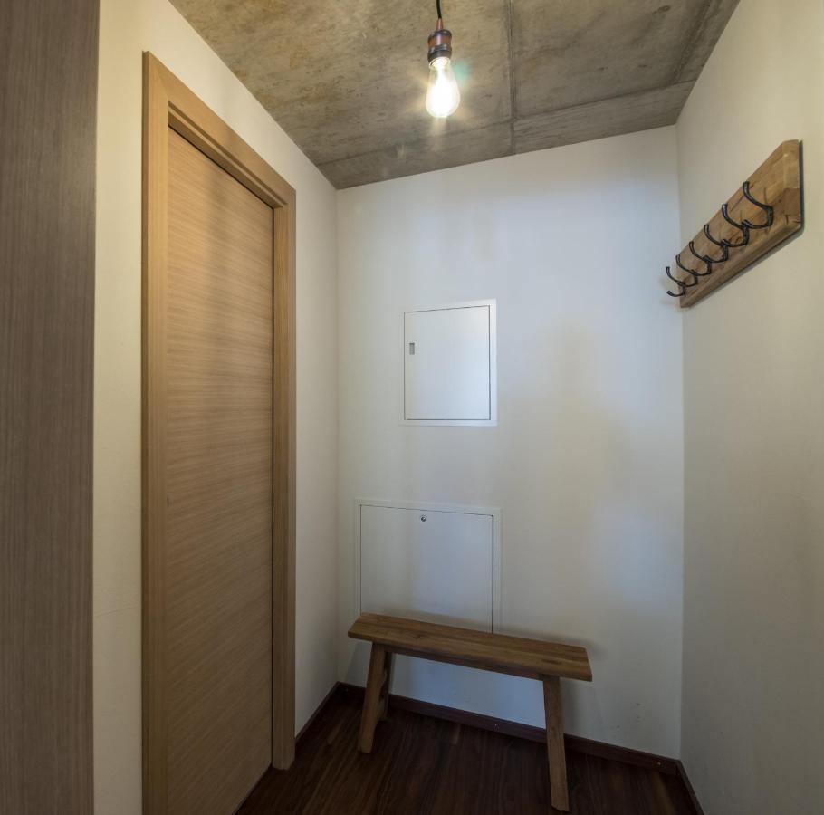 Apartment House Mojo *