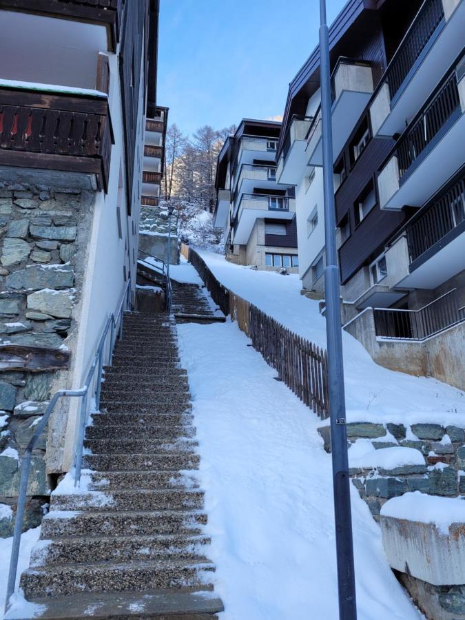 In Mit Toller Aussicht Aufs Dorf Zermatt