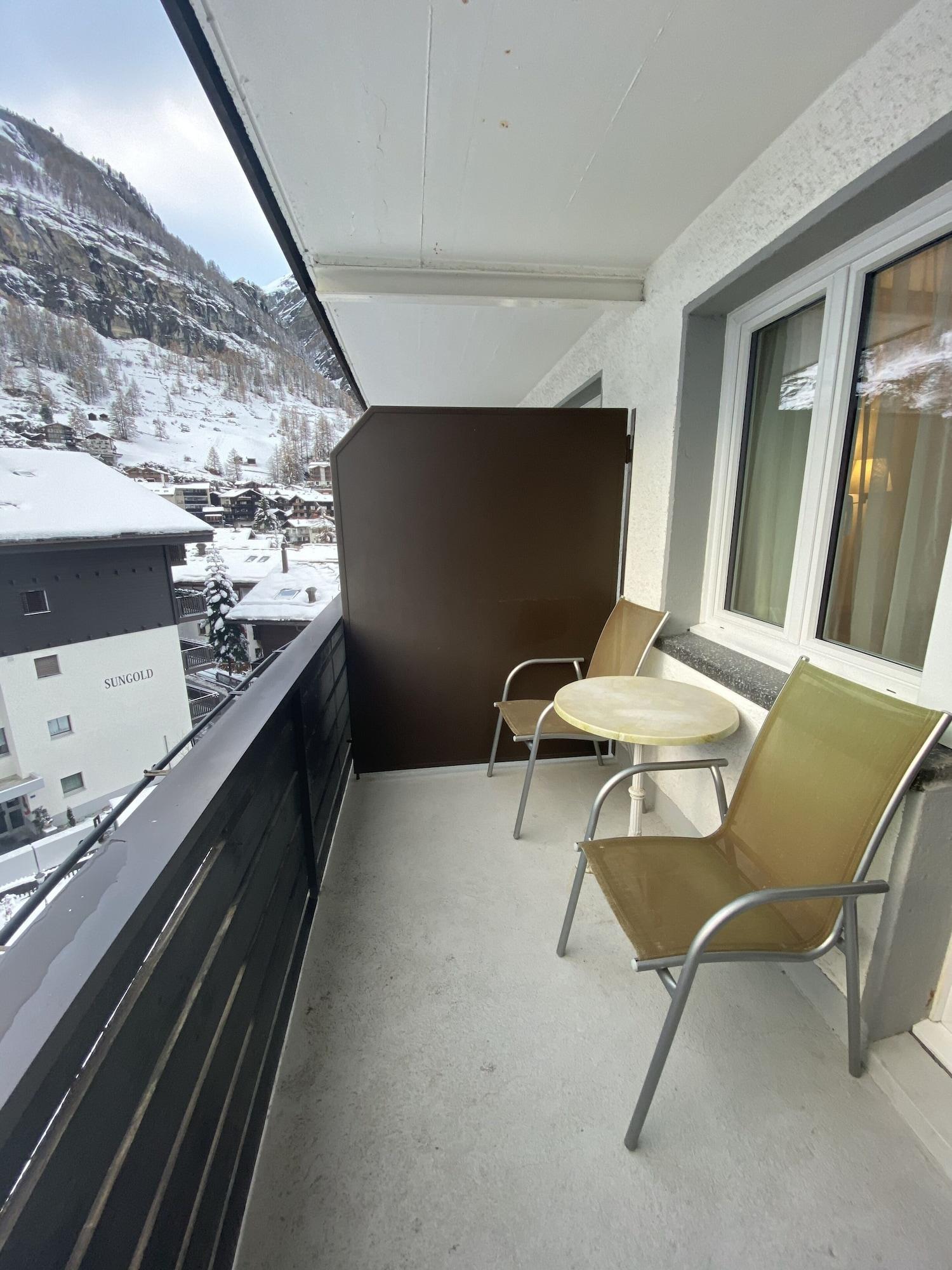 Adonis Hotel