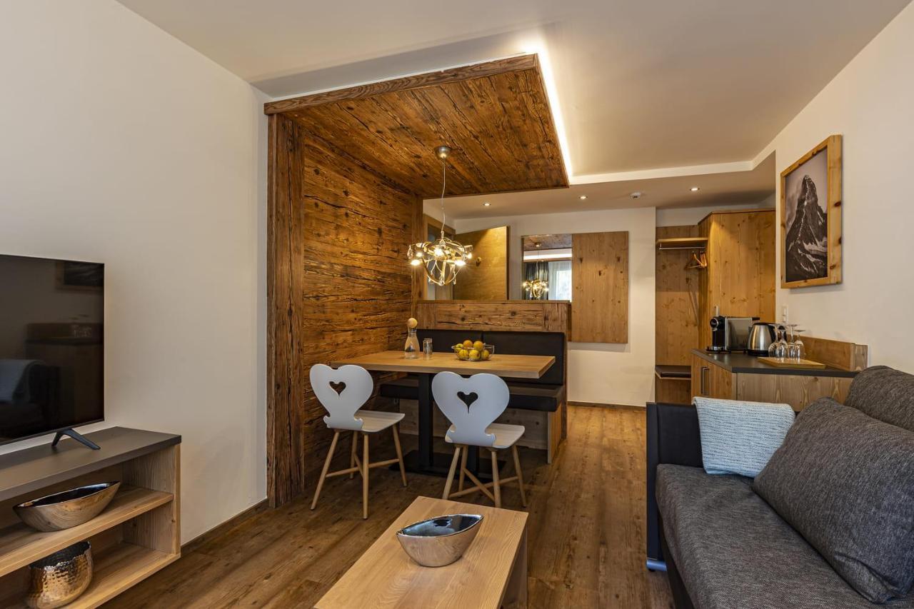 Hemizeus&iremia Hotel