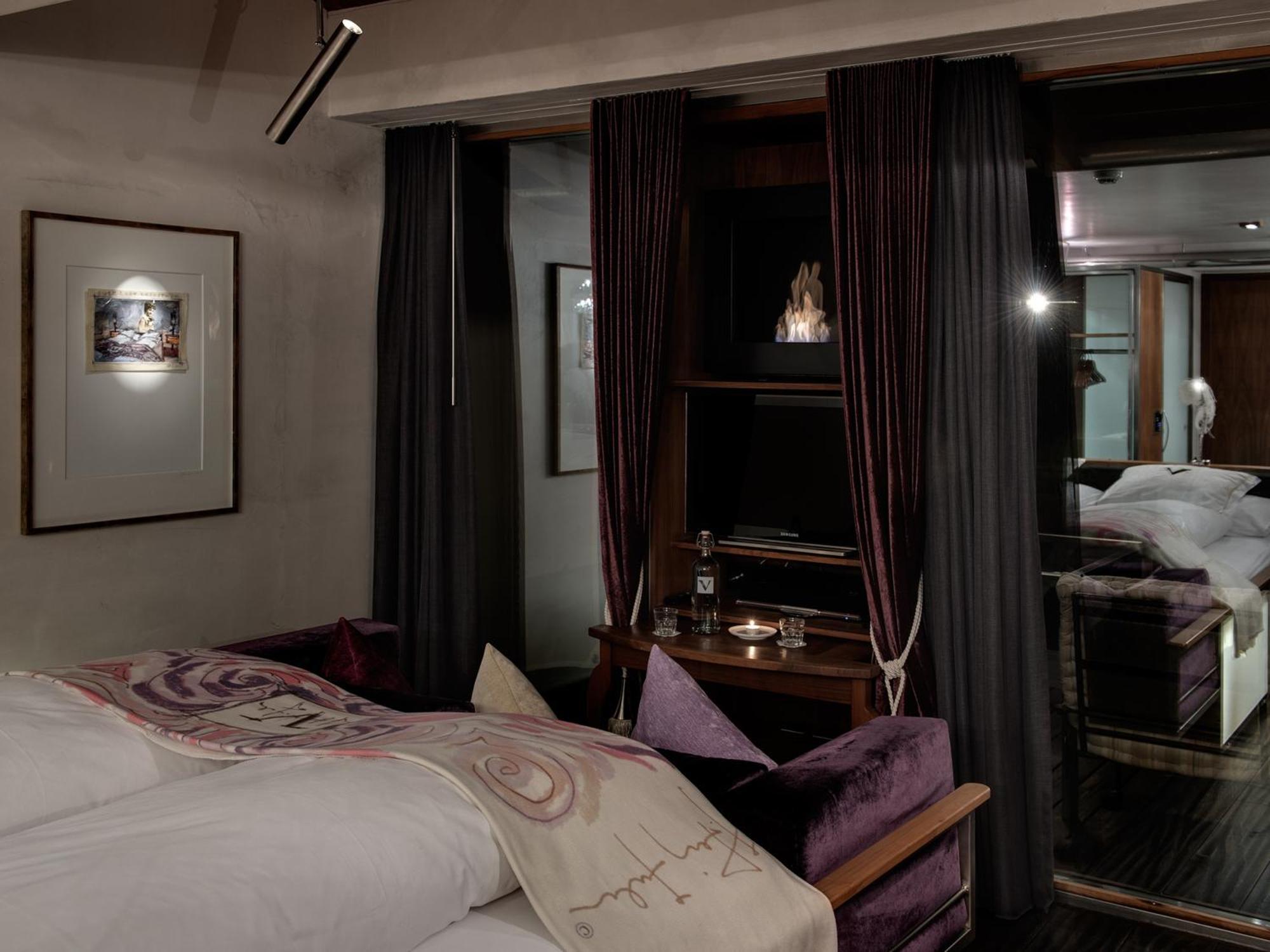 Backstage Boutique 4*