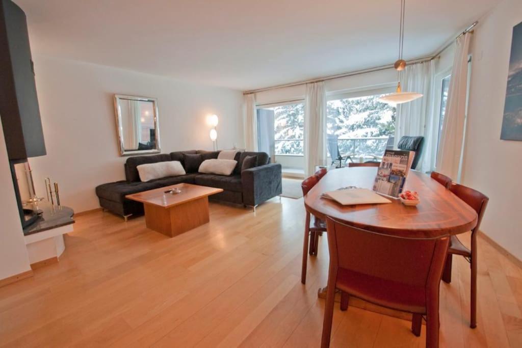 Lora, La Emeline Apartment *