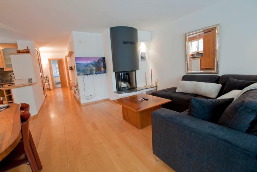 Lora, La Emeline Apartment