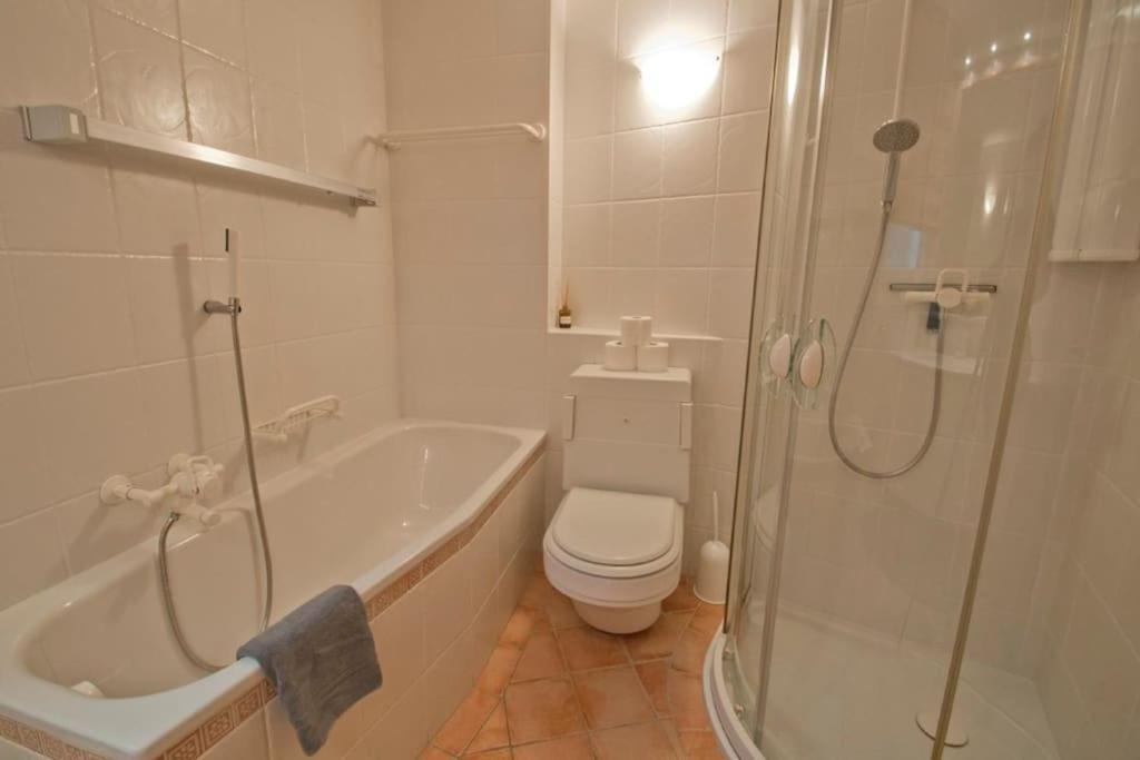 Lora, La Emeline Apartment *