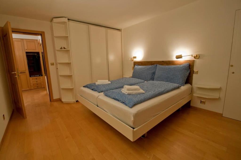 Lora, La Emeline Apartment
