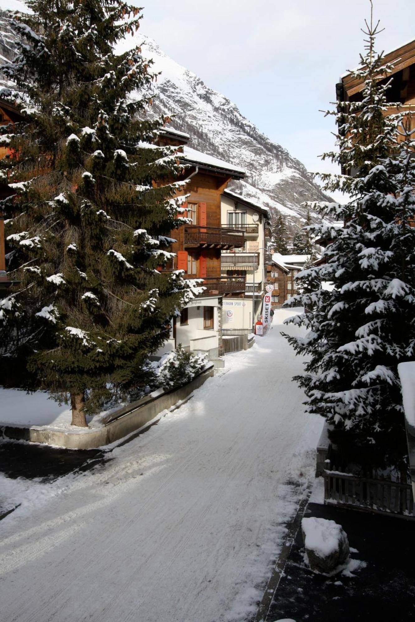 Central & Elegant Apartments,Partially With Fireplace, By Zermatt Rental