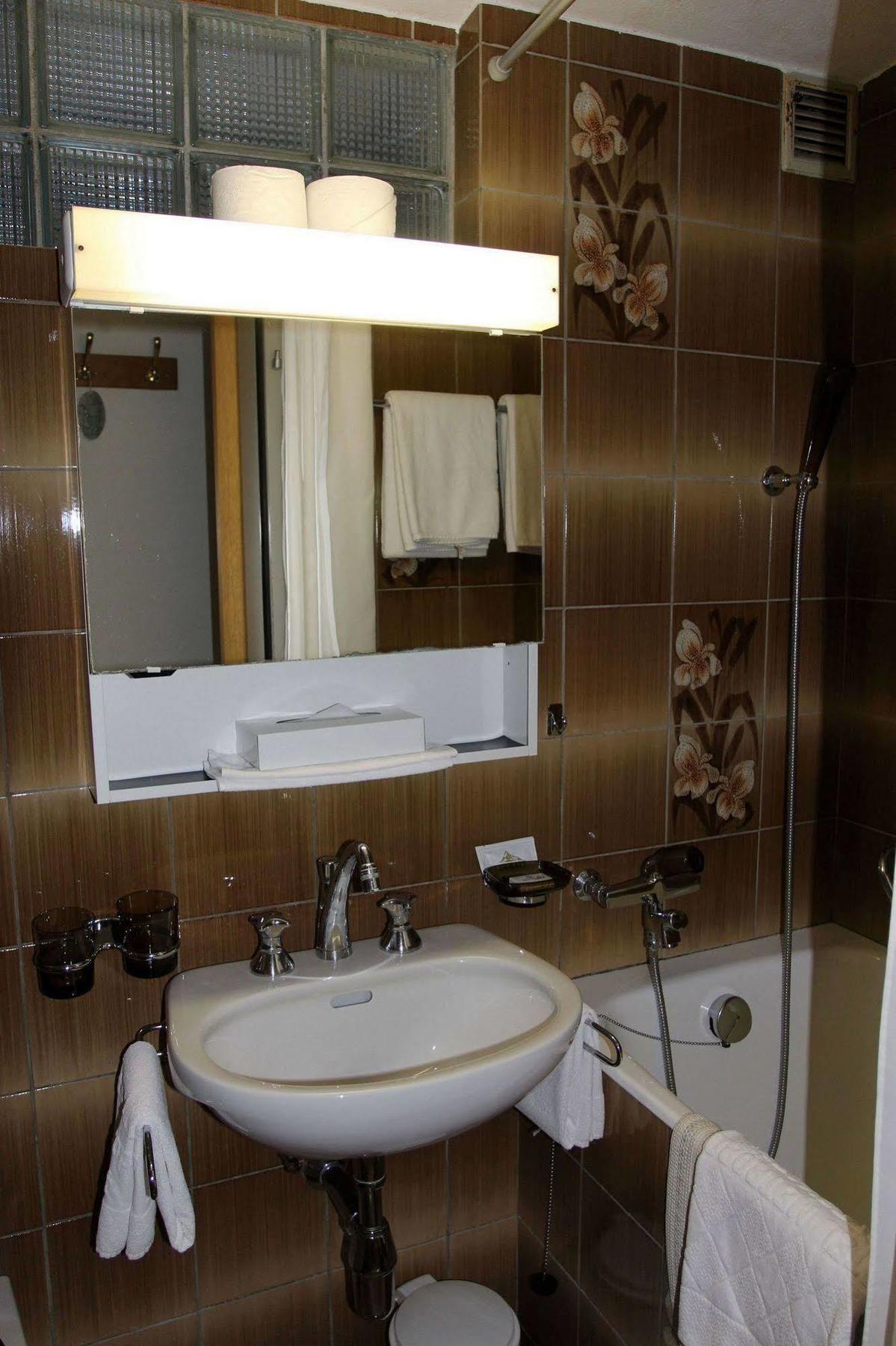 Alfa Hotel 2*