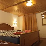Mani\'S Place