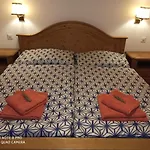 Mani\'S Place