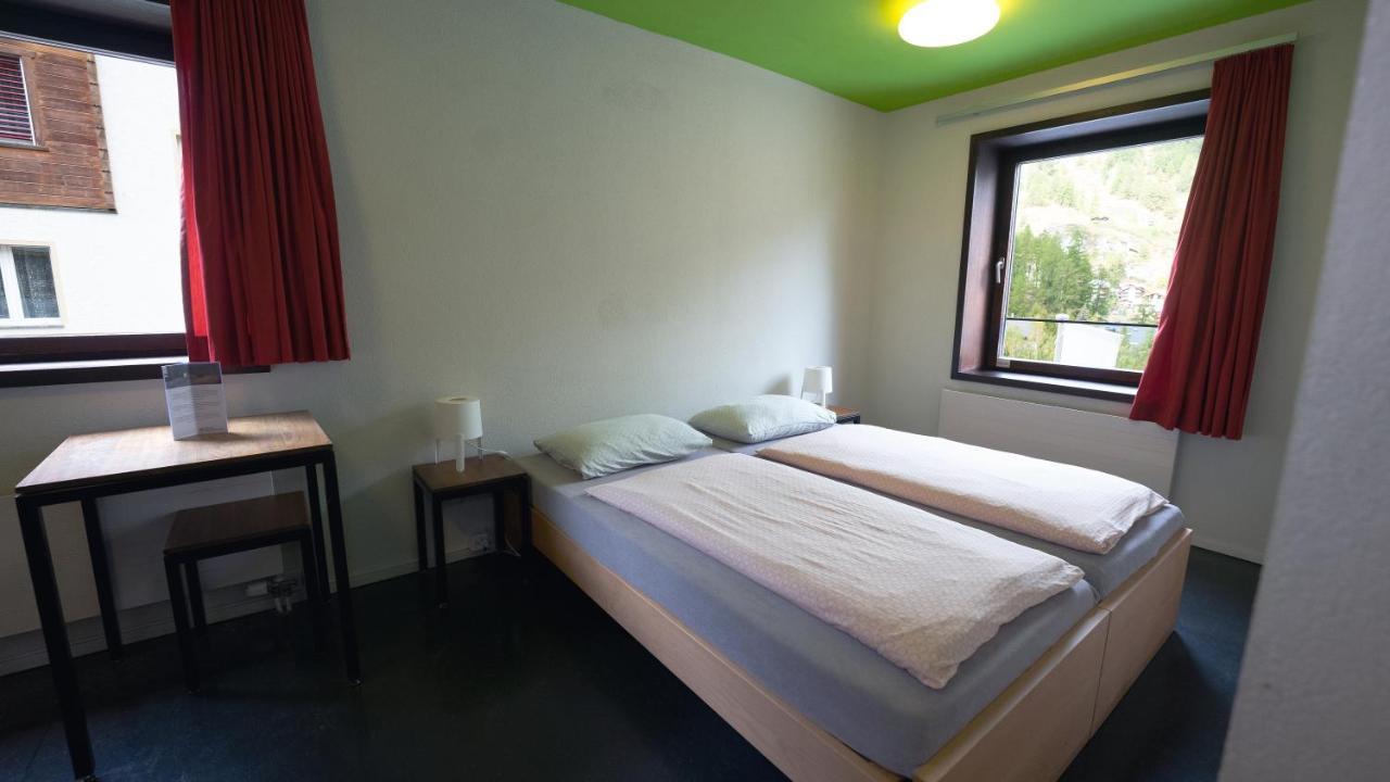 Youth Hostel *