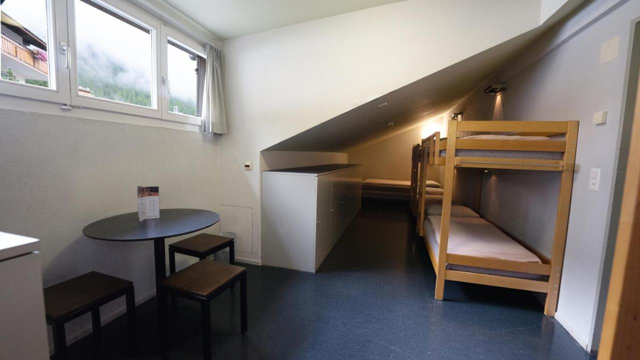 Youth Hostel *