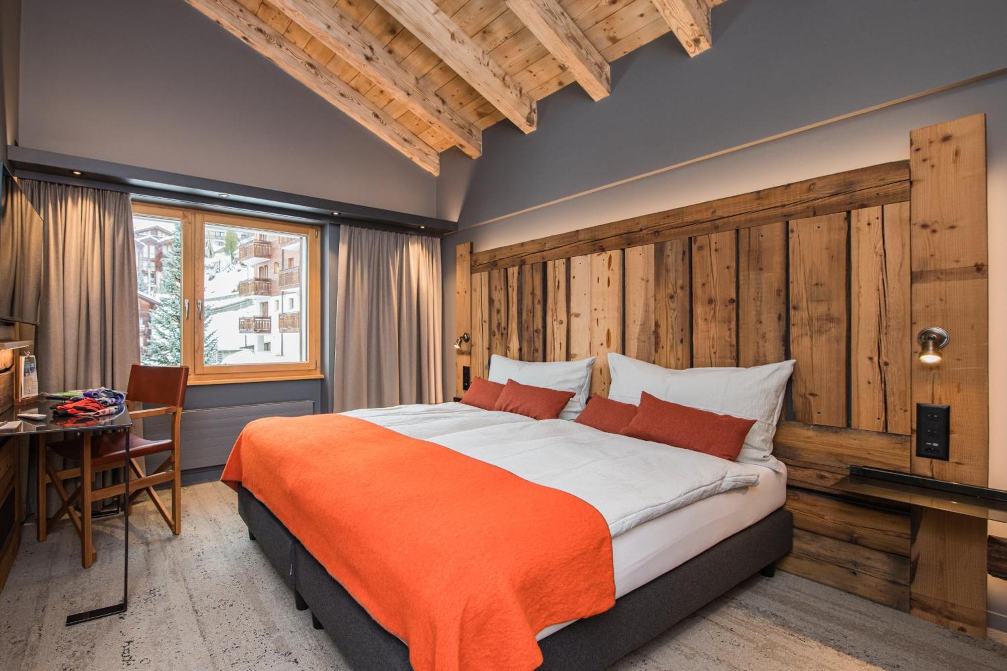 Basecamp Hotel 3*