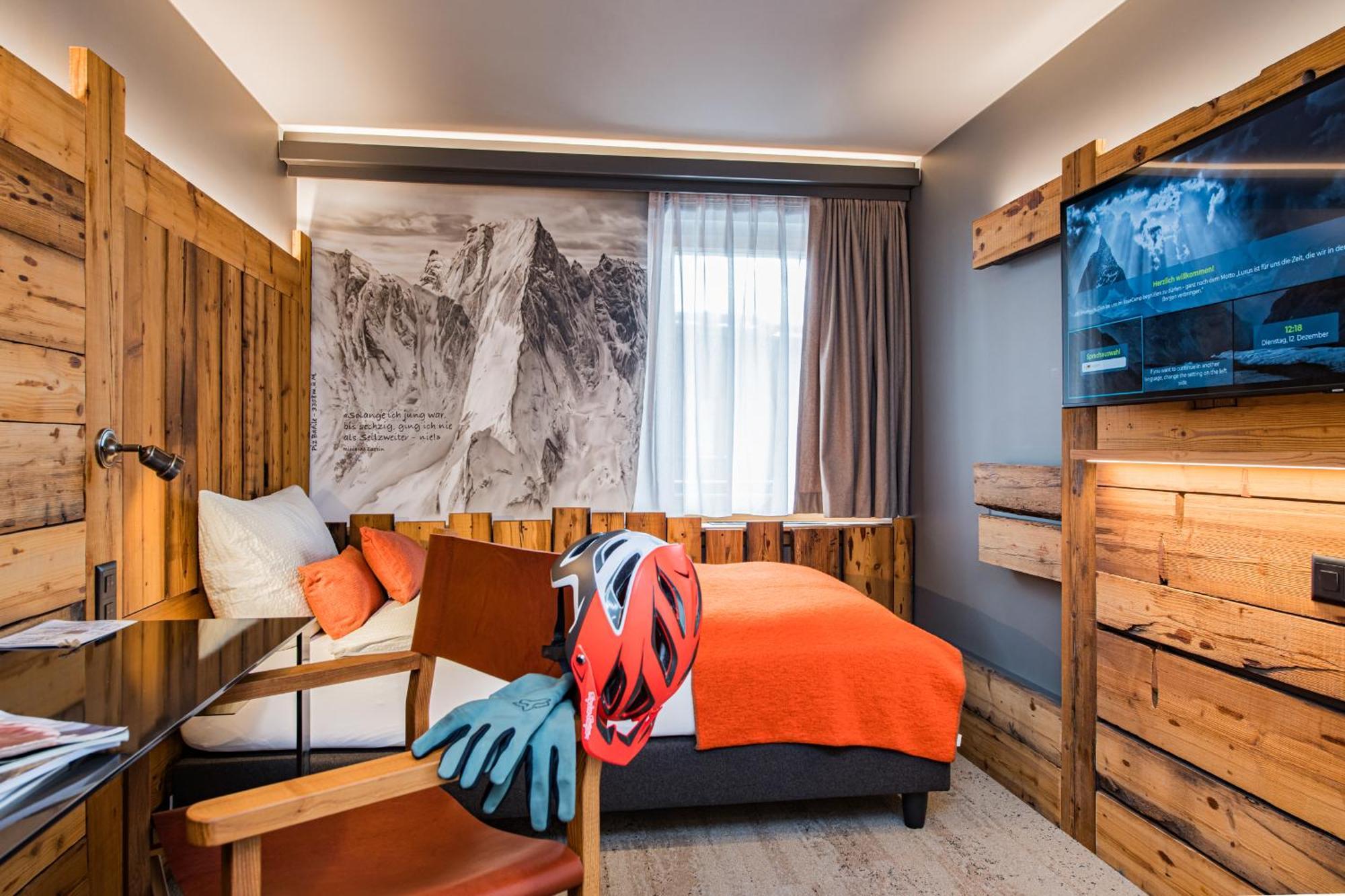 Basecamp Hotel 3*